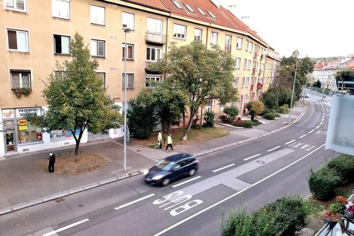 Parking Free One With Netflix In Shared Flat With A Woman In Next And Shared Bathroom And Kitchen No Invoice Praha