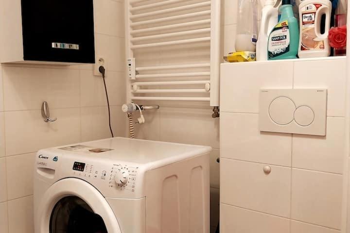 Privatunterkunft Parking Free One With Netflix In Shared Flat With A Woman In Next And Shared Bathroom And Kitchen No Invoice Prag
